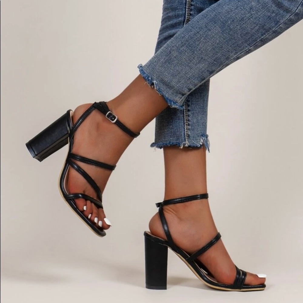 Buckle decor chunky sandals